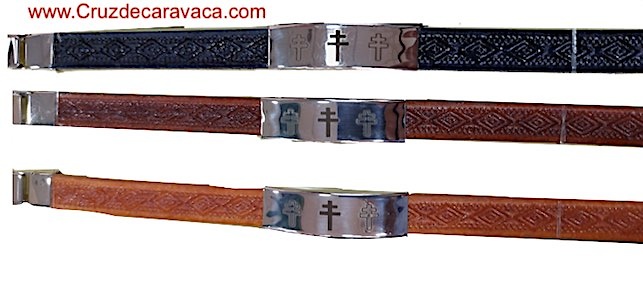 PULSERA CRUZ DE CARAVACA ACERO Y CUERO MARRON CON CIERRE 